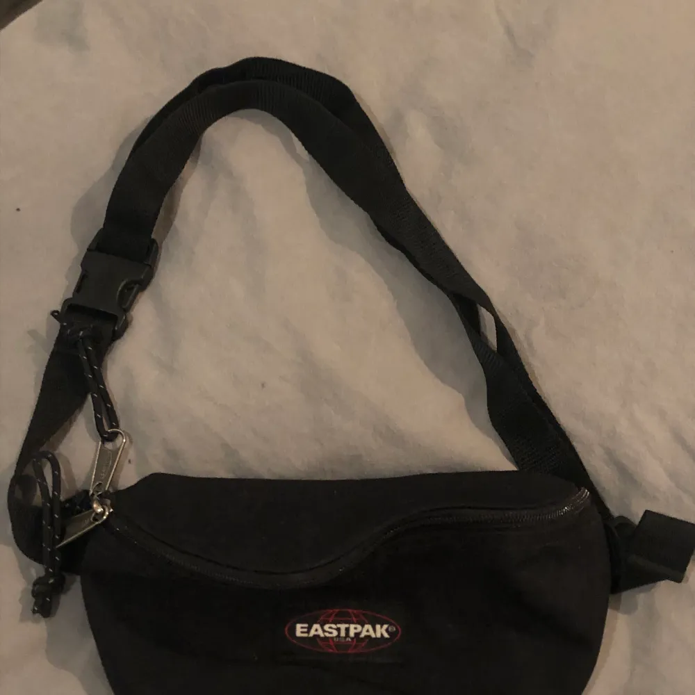 Det här är en svart bumbag från märket eastpack. Den har justerbart band. . Laukut & Käsilaukut.