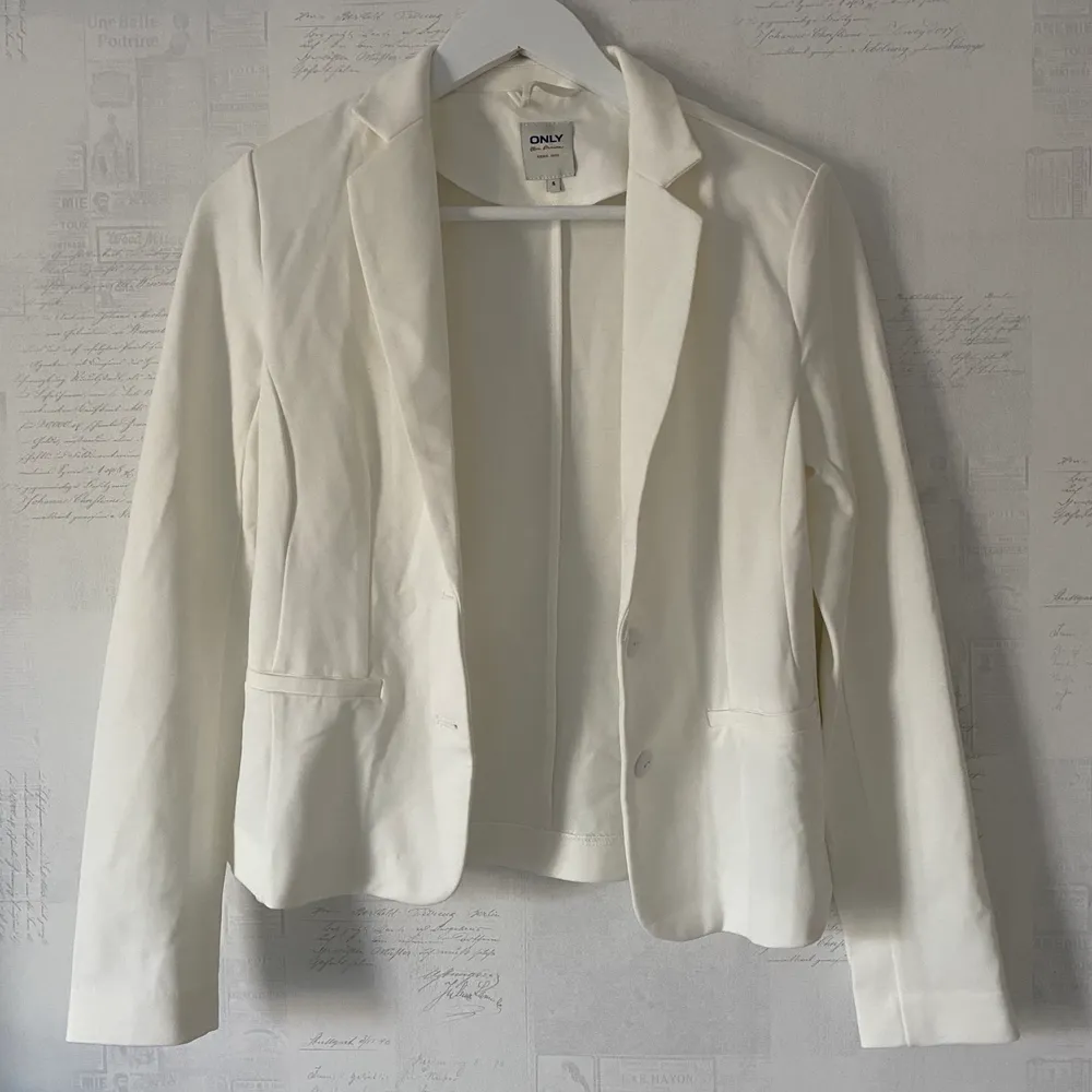 White blazer från only, storlek S. Materialet är väldigt stretchigt. Superfin, men aldrig använd då det inte är min stil💞. Kostymer.