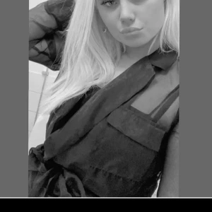 Blazer  - Säljer denna svarta blazer blusen med knyte i midjan. På andra bilden ser den mer genomskinlig ut då det är mitt sminkbords ljus bakom. Köpt i NK huset för ett år sedan(tror nypris var runt 800). Alla bilder är mina, ej lånade. Bud från 249. Ändrar i annons när någon gett bud 