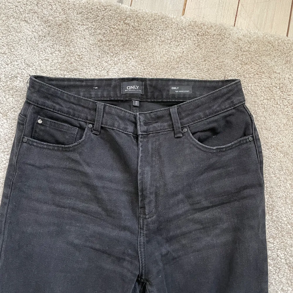 Svarta basic jeans från ONLY i storlek 30/32 i modellen Emily. Bra skick. Spårbar frakt med DHL inräknat i priset!. Jeans & Byxor.