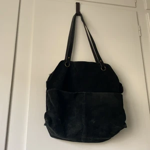 White washed svart väska - Från indiska. Stora fickor och rymlig inuti. 