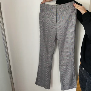 NA-KD Kostymbyxor  - Storlek 38 men passar även 36. Använda 1 gång.