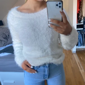 Fluffig Gina Tricot tröja  - Fluffig vit tröja från Gina Tricot 