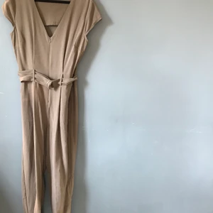 Mörkgrön byxdress Molly Bracken - Molly Brackens byxdress från deras premium kollektion. I använt men gott skick. Säljer den då den blivit för trång över armarna. 