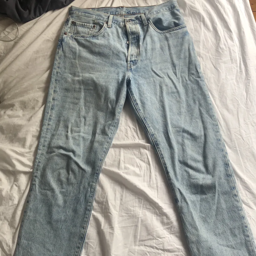 Ljusblå Levis jeans 501. Superbra skick, använda ett fåtal gånger. W 30 L 28. Frakt ingår . Jeans & Byxor.