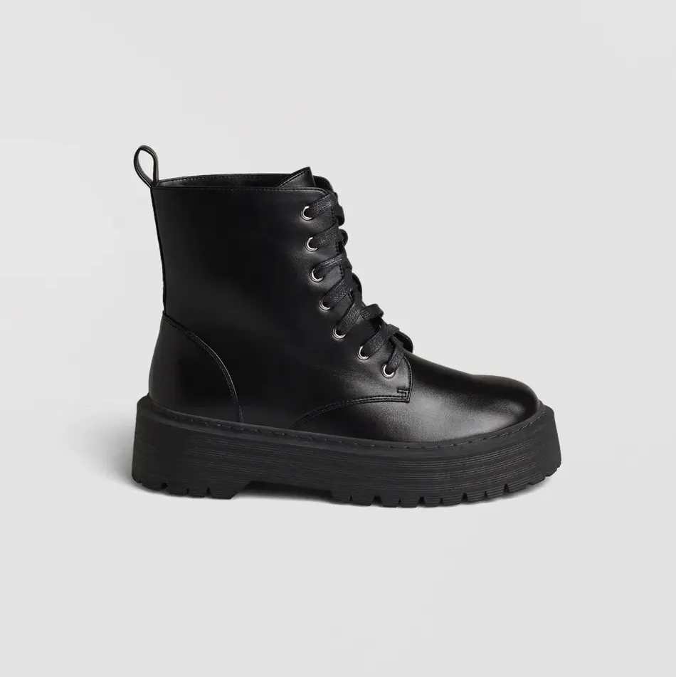 Snygga boots nu till våren ordenarie pris är 600kr. Skor.