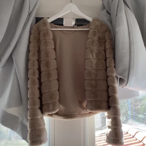 Ginatricot strl M - Köptes på ginatricot för 1 år sen. Köptes för 399kr säljer för 180kr. Bara använd en gång!🤩 storlek M men passar också personer med storlek S