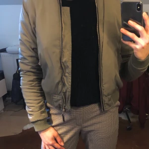 Grön bomberjacka  - Mellantjock bomberjacka i grön. Passar S/M. Kan mötas upp i Sthlm eller skicka. Köparen står för frakt ✨