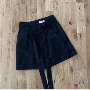 Svarta kostym shorts  - Fina svarta kostym shorts som har blivit för små för mig 💞