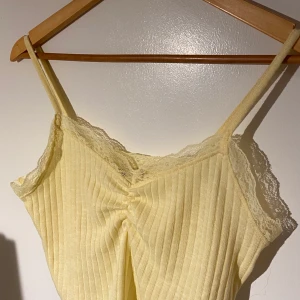 Gul topp - Somrig och söt topp som endast är testad, skulle säga att den passar en M men även mindre och större då den är stretchig🤎