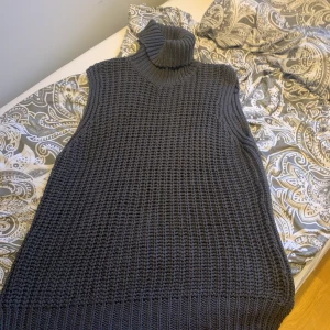 Polo klänning/tröja - Säljer denna superfina & sköna polo klänning/tröja, skit snygg att styla både som klänning med tex en vit skjorta, ett skärp & overknee stövlar eller som en vanlig tröja med skjorta under. Säljer denna för 130kr + frakt💕💕