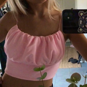Rosa linne - Jättegulligt rosa linne med tunna axelband💖💖 aldrig använt, frakt 20kr💕