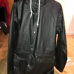 Regnjacka från lager 157 - Svart regn jacka från lager 157, endast testad! Strl S/M. 200kr.