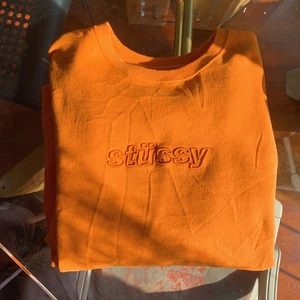 Stussy 3D raised applique sweatshirt - Hej!!! Säljer nu min fina Stussy tröja. Den är använd några gånger men i mycket bra skick! Bra i färgen och utan fläckar. Frakt tillkommer! 