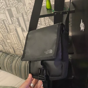  The North Face väska  - Säljer denna väska för en billig slant. Skick:7-8/10