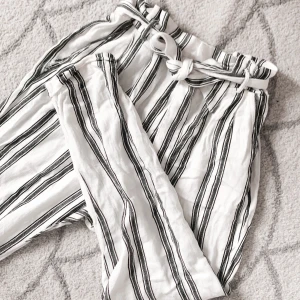 Pås byxor snörning  - ”Pås” byxor med snörning i svartvit randigt mönster i strl M!