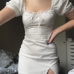 Vit sommarklänning strl 34 - Intressekoll på denna superfina klänning från Princess Polly. Funkar perfekt till student eller avslutning! Helt ny med prislapp kvar, endast testad. Köpt för 530kr inklusive frakt❤️