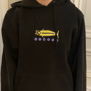 Stussy hoodie  - Stussy hoddie, använd 2-3 gånger. Väldigt bra skick, storlek m/ sitter som s. Passform syns på bild. Modellen är 160cm sitter oversized. Köpare står för frakt. Om många är intresserade buda i kommentarerna. 