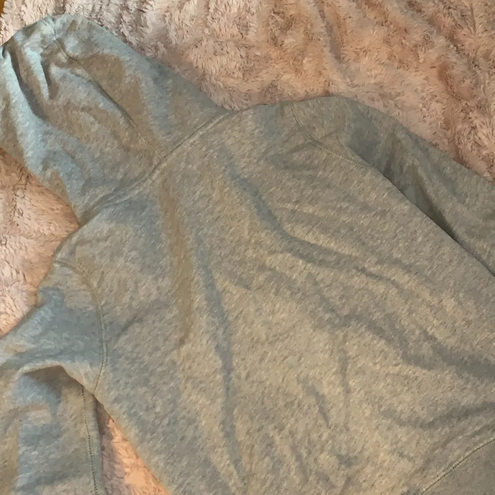Ralph Lauren tröja som används få gånger. Köptes i USA för 995 kr. Storleken är från 12-14 år men passar xs. Tröjor & Koftor.