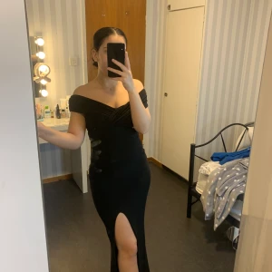 Svart klänning - En perfekt bal/fest klänningen. Lång svart och tight klänning som framhäver kvinnans fina kurvor, med slits på vänstra benet. Storlek M men sitter fint även på en XS som jag. Sitter tight men med skönt material som inte känns jobbig och är enkel att röra sig i. Fraktavgift tillkommer 🌸