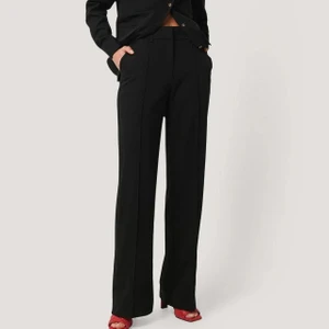 NAKD kostymbyxor med slits - Ett par svarta kostymbyxor med slits baktill från NAKD. Storlek 36, normal i storleken. Skriv privat för mer info! Pris kan diskuteras! Nypris: 499kr