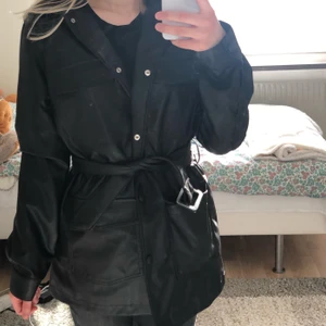 Läderjacka - Sjukt snygg jacka i fake läder från hm. Använd få gånger och i bra skick. Köpt för 400kr men säljer för 200kr. Man kan också ha den öppen eller spänna den med bandet. Högsta bud just nu: 250kr