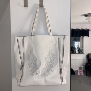 Vit shopperbag med detaljer - Det långa bandet är avtag- och justerbart. Super fin till skolan eller bara vanligt. Väldigt rymlig💜          frakt: 66kr (spårbar) 🚚 