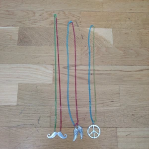 Egengjorda halsband - Dessa halsband har jag satt ihop, allt material kommer från Panduro, och kedjan går att ta bort och byta ut ifall man skulle vilja det. Skriv om du vill köpa alla tre eller bara en av dem. Mustasch halsbandet är den som använts mest, men alla är i bra skick. (Köparen står för frakten)
