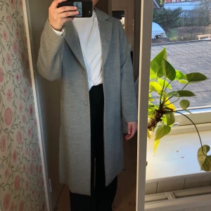 Kappa stl 34  - Grå rak kappa i ”filttyg” från H&M stl 34! Perfekt nu till våren🤍