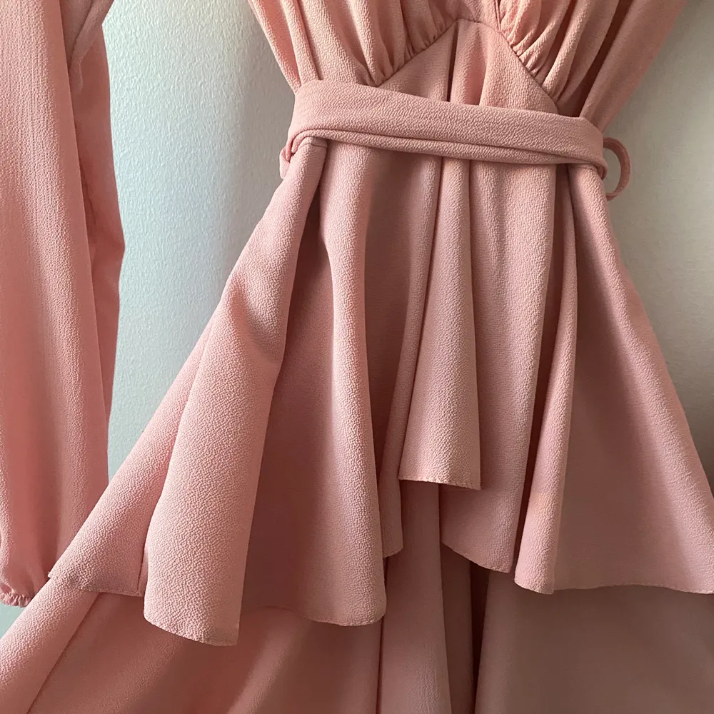 Säljer denna volangklänningen i en superfin rosa färg. Endast använd vid 2 tillfällen därmed som i nyskick! Köpt på Bubbleroom & finns ej kvar på hemsidan. 150kr +frakt🌸💕. Klänningar.