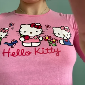 Hello Kitty long sleeve babytee - ON HOLD💕                                                                         Super sött Hello Kitty tröja som inte används mycket av mig och därför har jag bestämt att sälja den.                                                    Bara att fråga om Bättre bild/ fler bilder💕.                           Köparen står för frakten 