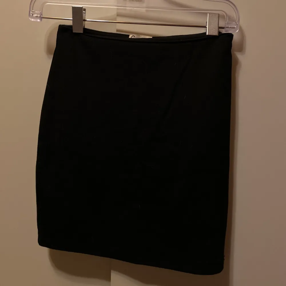 En helt ny kjol i svart, aldrig använd! Säljes för 40kr, frakt tillkommer ✨. Kjolar.