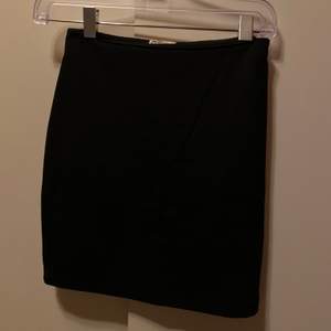 En helt ny kjol i svart, aldrig använd! Säljes för 40kr, frakt tillkommer ✨