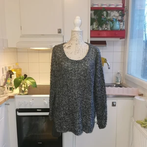 Supermysig tröja från XLNT, snygg som oversize  - Jättemysig tröja från XLNT i storlek 44-46, väldigt snygg som oversize på mindre storlekar och är varm. Tröjan/koftan ser stickad ut och väldigt len mot huden.   Jag samfraktar självklart vid köp av flera annonser, bara att skriva om ni undrar över något 🌸