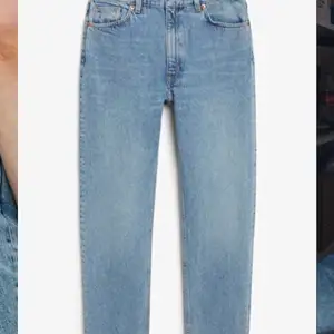 Jättefina mom jeans från monki! De är i stilen kimono och är i storlek 25 🤍 köpta för 400 kr och säljer de för 100+frakt. Om fler intresserade så blir de budgivning. 