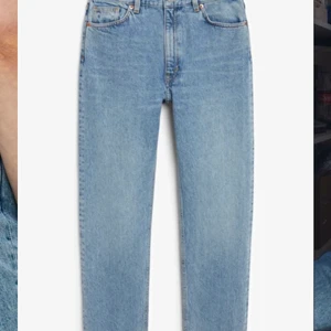 Monki jeans - Jättefina mom jeans från monki! De är i stilen kimono och är i storlek 25 🤍 köpta för 400 kr och säljer de för 100+frakt. Om fler intresserade så blir de budgivning. 