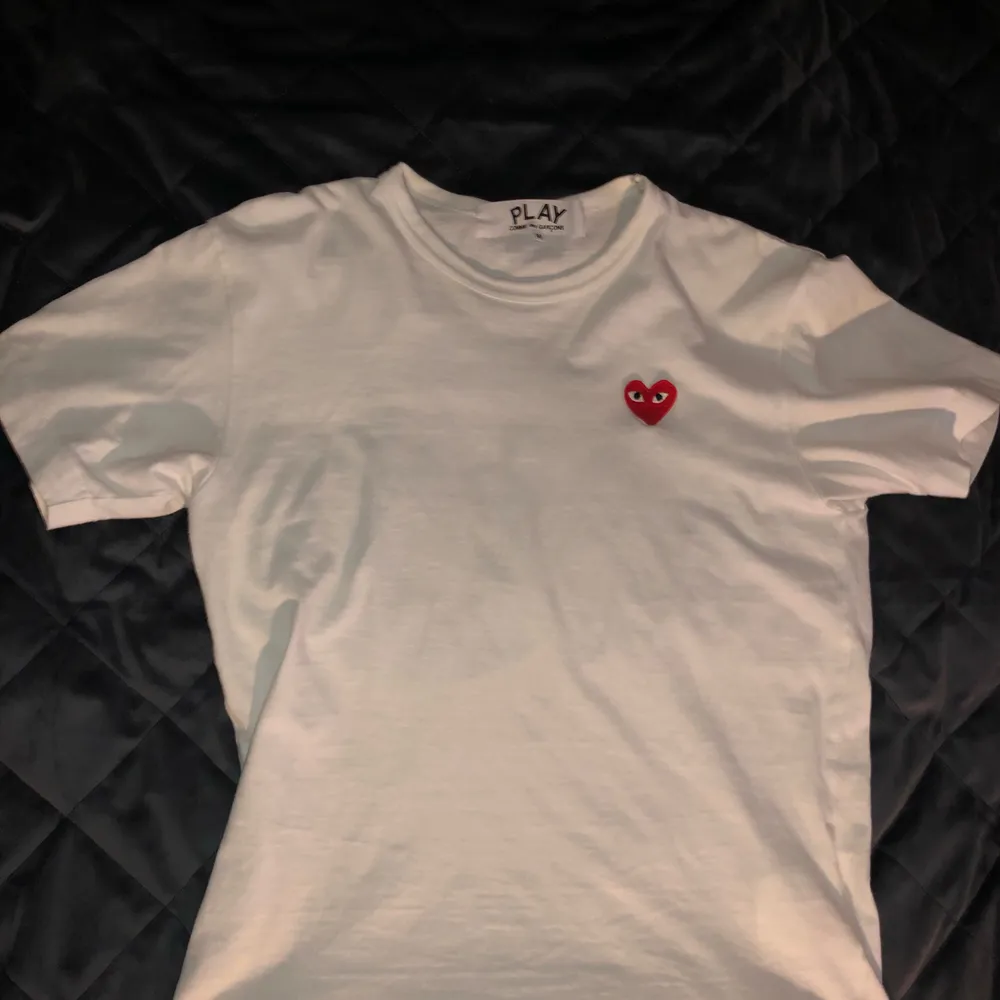 CDG T-SHIRT VIT STORLEK M, passar S SKICK 8/10 UNISEX. T-shirts.