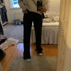 Jeans med slit NAKD - Säljer ett par jättefina jeans med slit från NAKD i Hanna schönbergs kolektion, superfina i storlek 36🤍 originalpris ca 500