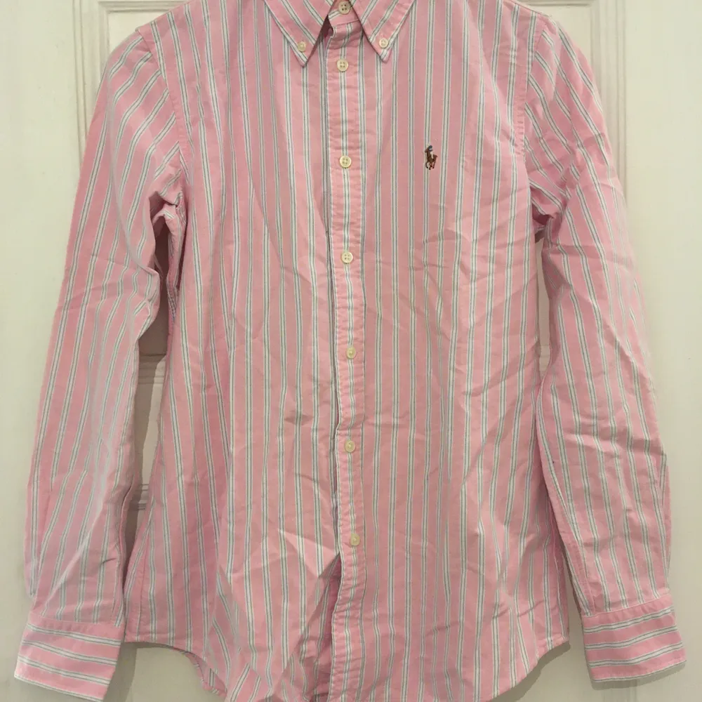 Säljer en snygg skjorta i Strl S customfit skickas för 66kr Spårbart paket . Skjortor.