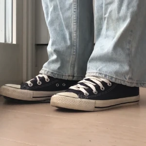 Converse - Super snygga converse (äkta) stolek 37,5 men passar mig som har 38/39! Mycket använda men fint skick! Köparen står för frakt (66kr)