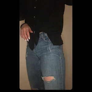 Coola byxor - Säljer dessa coola byxor som jag ej använder längre. Fick dem av min moster för snart 2 år sen o vet därav inte märket på dem. Köparen står för frakten😙