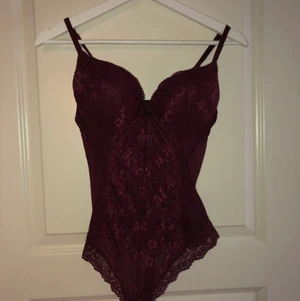 Snygg röd body - Stl S/M. Aldrig använd string body som passar lika bra som en topp som ett underplagg.