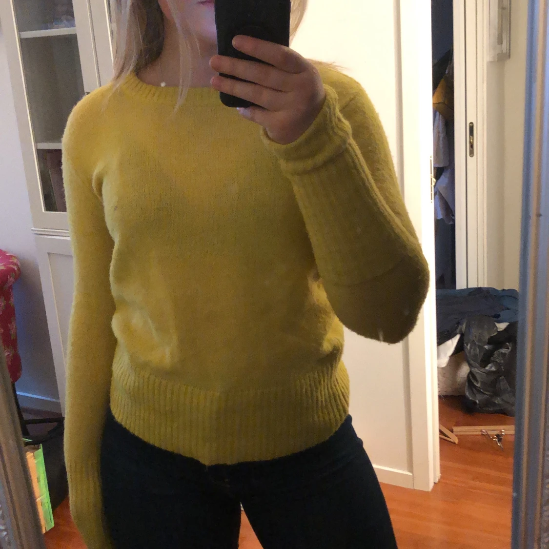 Gul stickad tröja