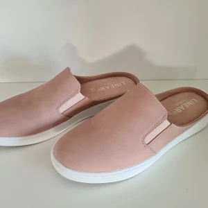 Slip on skor  - Ljusrosa slip on skor i storlek 37. Endast testade en gång. Om det ska skickas kostar det mellan 51-57kr.