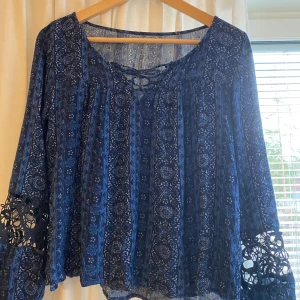 Blommig blus  - Gammal men knappt använd