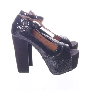 Högklackat med öppen tå - Stl 38 glittriga och i nyskick