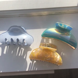 Hårklämmor🥰 - Så fina och våriga hårklämmor, kan frakta eller mötas i gbg🤍 (säljer även små hårklämmor och hårspännen på min profil)