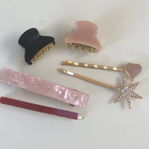 Hårklämmor/hårspännen🤍 - Säljer små hårklämmor/hårspännen/hårnålar! Så söta och passar nu till våren. 10kr/styck eller 40kr för alla💞 •OBS SÄLJER ÄVEN STORA HÅRKLÄMMOR PÅ MIN SIDA•