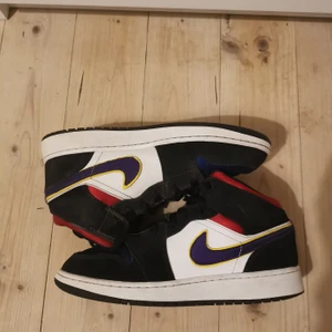 Jordan 1 Mid Lakers Top 3 - Dessa är köpta för ca 1 år sedan för 2000kr och är i 9/10 skick utan skador. Box ingår tyvärr inte. Storlek 38 men passar även 37. Budgivning börjar från 500. Ökning med minst 50. Nuvarande bud på "950". Har ni ett högre bud än 950 så kontakta mig privat för betalning😊👌. 