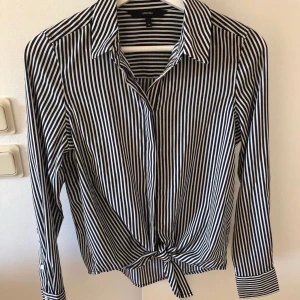 Skjorta med knytning - Säljer min skjort-blus med knytning. Från vero moda. Använd en gång.